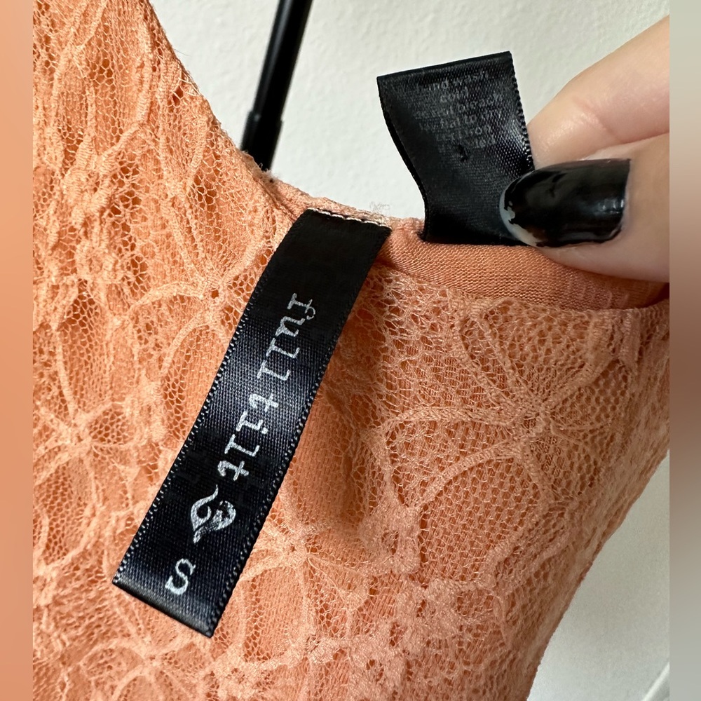 Lace Pattern Crop Top - Picture 10 of 10